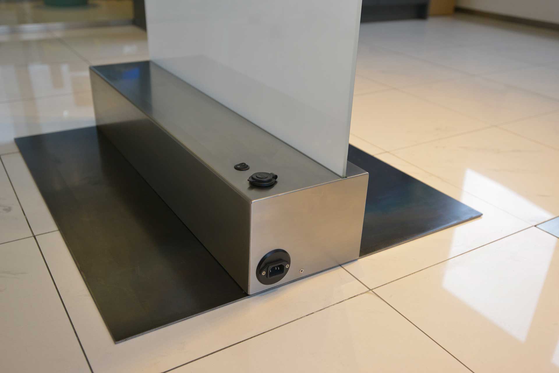 Moses_Sockel_off Sockelansicht seitlich off mit Anschlüssen